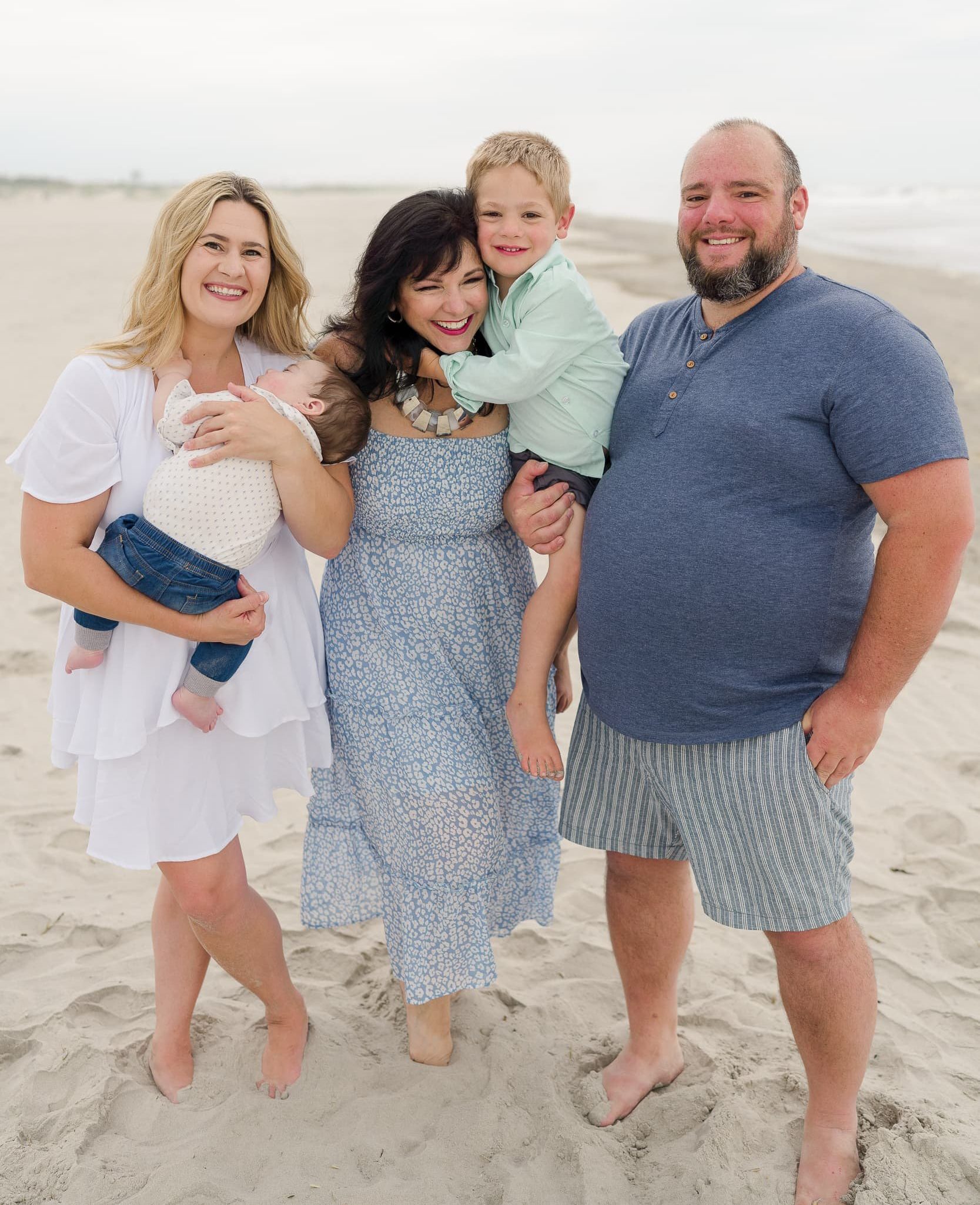 An extended family poses for a photoshoot in Avalon, NJ